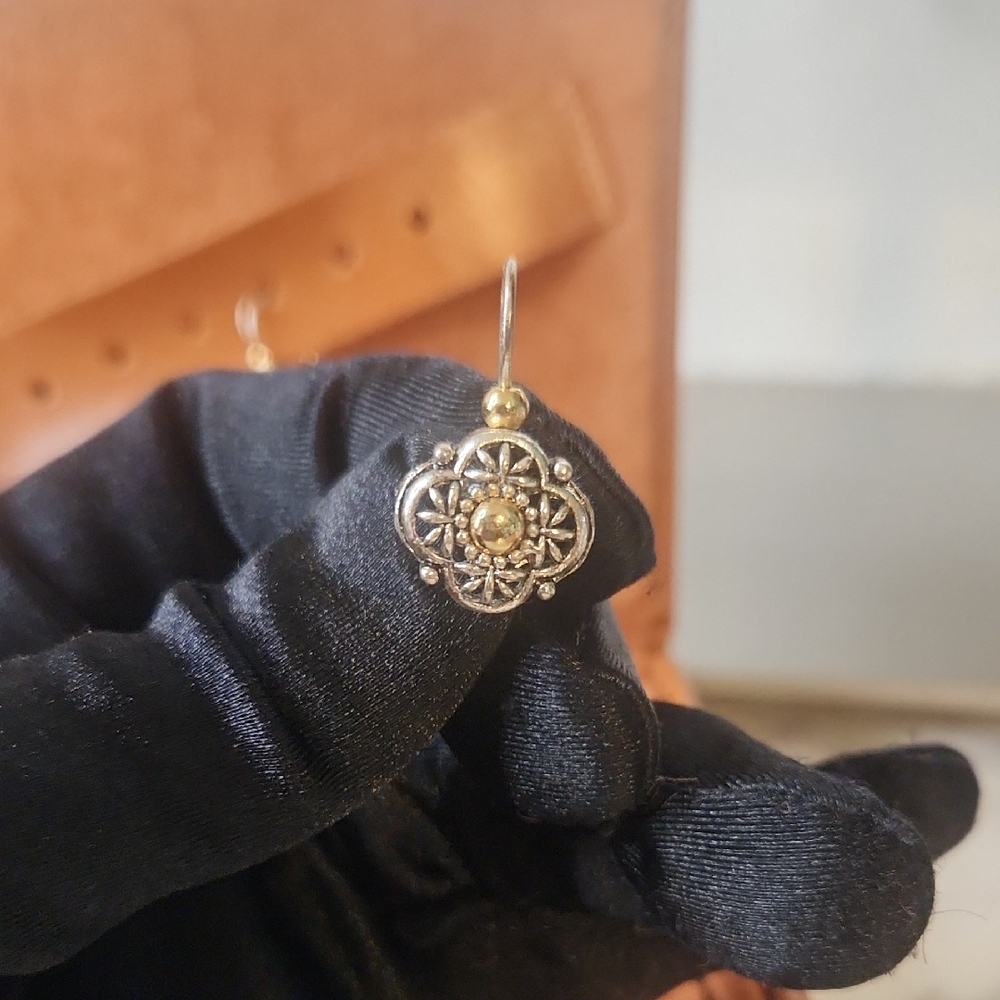 Avon Silver and Gold Tone Floral Dangel Earrings ⚘️gift bag included